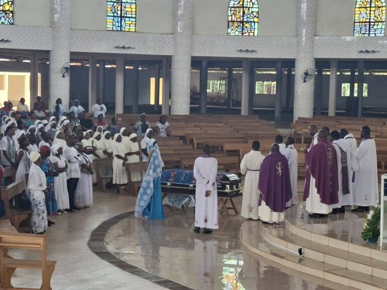 La Conférence des Supérieurs Majeurs de Côte d&rsquo;Ivoire aux côtés de Sœur Sylvia Ipoté.